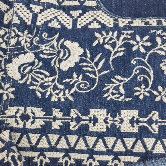 Boho Embroidered Floral jean Shorts Size 25 Design Lab aztec distressed hem - Picture 6 of 9